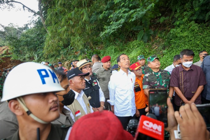 Presiden Joko Widodo saat meninjau lokasi longsor akibat gempa di Jalan Raya Puncak-Cianjur, Cugenang, Kabupaten Cianjur, Jawa Barat, Selasa (22/11/2022).  Presiden Joko Widodo  memerintahkan jajarannya untuk memprioritaskan evakuasi korban musibah gempa 