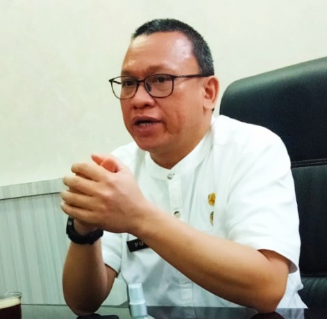 KETERANGAN: Kadis Pendidikan Kota Medan, Laksmana Putra Siregar saat memberikan keterangan kepada wartawan.