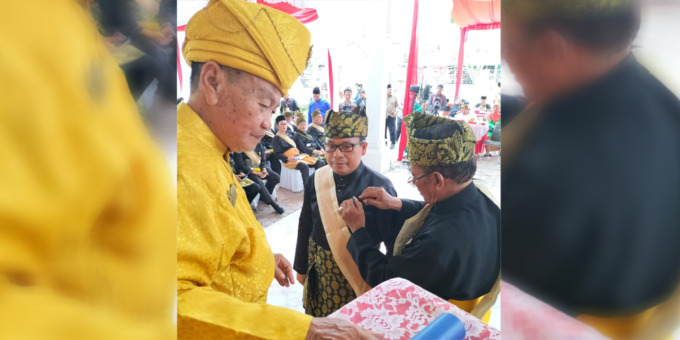 SEMATKAN: Raja Bedagai Ir.H. Ahmad Syafeei sematkan gelar Datuk Widyanata Mukti  kepada Kakanmenag Sergai H. Zulkfli Sitorus.Fadly/sumut pos .