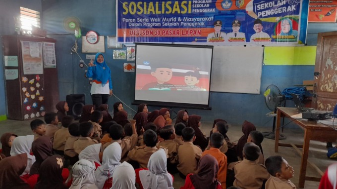 Nobar : Kegiatan Nobar Animasi sejarah Sumpah Pemuda di UPT SDN 30 Pasar Lapan Kecamatan Air Putih Kabupaten Batubara. (ist)