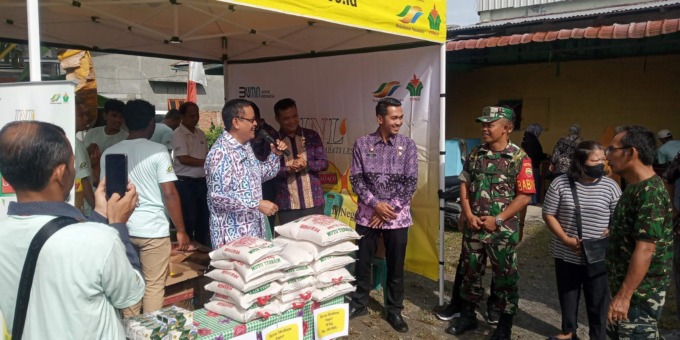 BUKA: Asisten Bidang Administrasi Umum Sekretariat Daerah Kota Binjai, Meidy Yusri, saat pembukaan pasar murah di Binjai Timur, Kamis (3/11).Teddy Akbari/Sumut Pos.