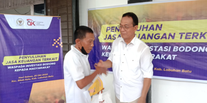 SALAM: Gus Irawan bersalaman dengan peserta Penyuluhan Jasa Keuangan yang digelar di Rantauprapat, Selasa (15/11).).Fajar Dame/Sumut Pos.