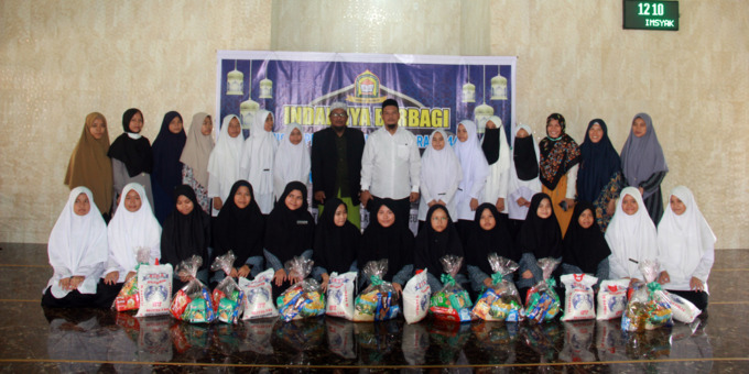 Bersama: Ketua Badan Kenajiran Masjid (BKM) Al Akbar, Ustad Ismail Munthe SPdI bersama Ustad Aziz Panjaitan, guru dan santri serta santriyah, di Jalan Petunia Raya, Nomor 7, Kelurahan Namu Gajah, Kecamatan Medan Tuntungan, Kamis (24/11). Istimewa/Sumut Po