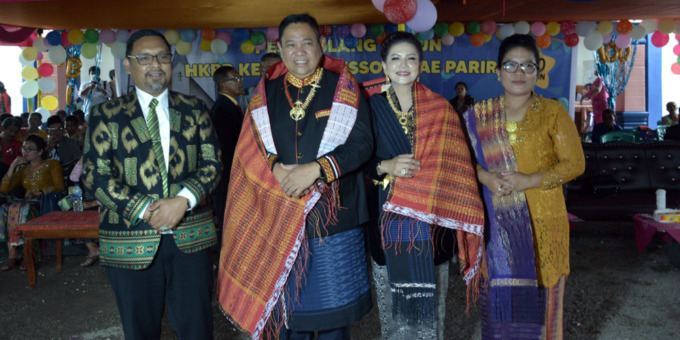 ULOS: Bupati Dairi Eddy Keleng Ate Berutu, didampingi Ketua TP PKK Kabupaten Dairi Romy Mariani Simarmata, diabadikan bersama usai menerima cenderamata ulos.