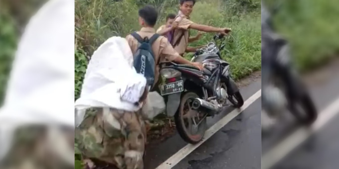 TENDANG SEORANG NENEK: Video anak pelajar laki-laki berseragam pramuka menendang seorang nenek hingga tersungkur di pinggir jalan.