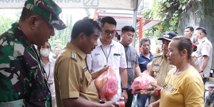 BANTUAN: Wali Kota Binjai, H Amir Hamzah bersama Pimcab BRI, Agung Prasetyo (tengha) memberikan bantuan kepada masyarakat terdampak banjir di Posko Skala Kawasan Kartini-Setia, Jalan Sultan Hasanuddin, Kelurahan Kartini, Binjai Kota, kemarin (21/11)