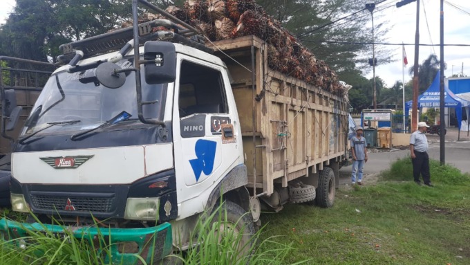 Truk Hino yang terlibat kecelakaan hingga mengakibatkan nyawa pengendara sepeda motor melayang di Kantor Unit Laka Satlantas Polres Binjai.Tedi Akbari/Sumut Pos.