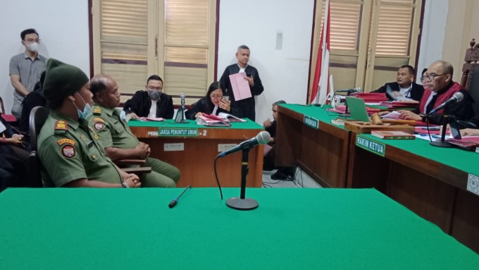KETERANGAN: Saksi dari Polisi Kehutanan memberikan keterangan terhadap Henri Donald Siregar, terdakwa kasus jual beli sisik trenggiling, Selasa (1/11).aGUSMAN/sUMUT pOS
