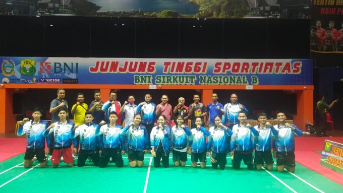 BERSAMA: Kadisporapar Tebingtinggi, Syahdama Yanto bersama atlet bulutangkis usai meraih medali emas beregu Porprovsu 2022. (IST)