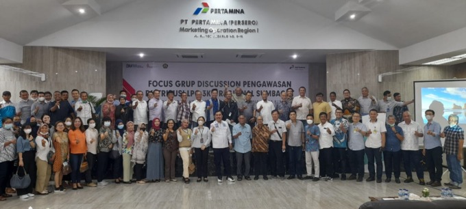 BERSAMA: Anggota Komisi VII DPR RI Hendrik H Sitompul bersama peserta FGD Pengawasan Distribusi LPG 3 Kg Regional Sumbagut di Kantor Pertamina Patra Niaga Sumbagut Medan, Selasa (2/11).