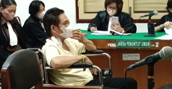 SIDANG: Tek Siong Bos judi Asia Mega Mas menggunakan kursi roda menjalani sidang dakwaan, Rabu (2/11). (IST)