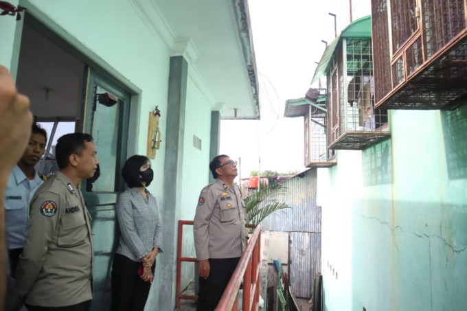 TUNJUKKAN: Kasat Reskrim Polres Tebingtinggi AKP Rudianto Silalahi, didampingi Kasi Humas AKP Agus Arianto, menunjukkan jerjak besi milik Toko Dora yang mirip dengan tempat kerangkeng.Sopian/Sumut Pos.