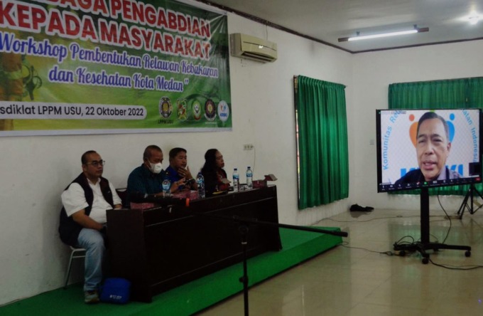 PEMBUKAAN: Ketua Umum KREKI Dr dr Supriyantoro SpP MARS (kanan) live secara daring melalui layar televisi membuka workshop relawan kebakaran dan kesehatan LPPM USU.DEDDI MULIA PURBA/SUMUT POS.