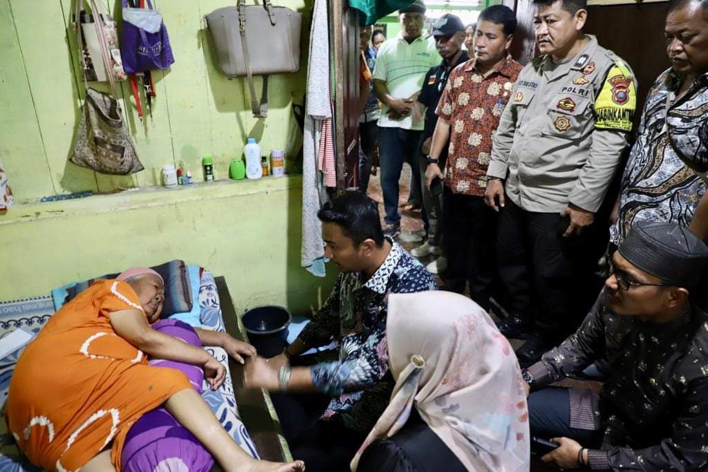 JENGUK: Wakil Wali Kota Binjai Rizky Yunanda Sitepu, bersama Anggota DPR RI Delia Pratiwi br Sitepu, saat menjenguk Tuti di kediamannya, Jalan T Imam Bonjol, Gang Melati, Kelurahan Setia, Binjai Kota, baru-baru ini.Teddy Akbari/Sumut Pos.