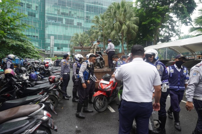 ANGKUT: Petugas Dishub Kota Medan saat mengangkut kendaraan yang parkir sembarangan di sejumlah ruas jalan Kota Medan.