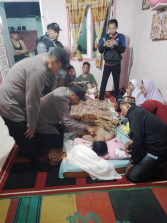 DISEMAYAMKAN: Jasad Rendi saat disemayamkan di rumah duka.