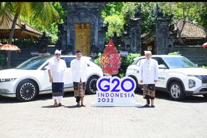 SERVICE BOOTH: (Dari kiri-kanan) Erwin Djajadiputra - Sales Director Hyundai Motors Indonesia, Ari Respati Direktur Utama ITDC, Troy Reza Warokka Direktur Operasi ITDC mengabadikan momen bersama fasilitas yang disediakan oleh Hyundai Motors Indonesia yait
