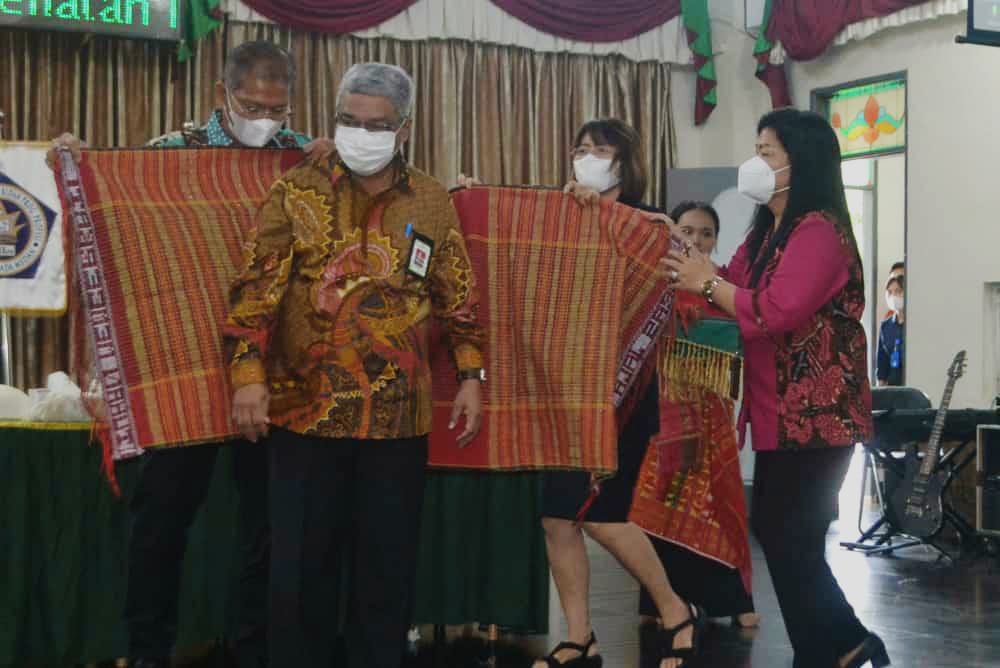 KULIAH PAKAR: Direktur Peningkatan Mutu Tenaga Kerja RI Ir Doddy Izwardy MA PhD (tengah) menerima ulos dari Dr Imran Saputra Surbakti MM dan Dr Siti Nurmawan Sinaga MKes usai menyampaikan kuliah pakar di STIKes Mitra Husada.DEDDI MULIA PURBA/SUMUT POS.