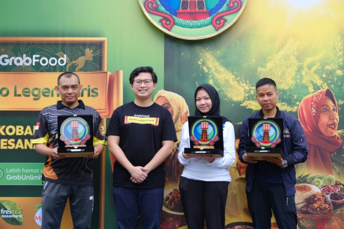 Ivan William, Regional General Manager Sumatera, GrabFood, Grab Indonesia (kedua kiri) berfoto bersama perwakilan Resto Legendaris GrabFood Medan yang menerima token apresiasi di Area Car Free Day Kantor Pos Bloc, Kota Medan.(ist/Sumut Pos)