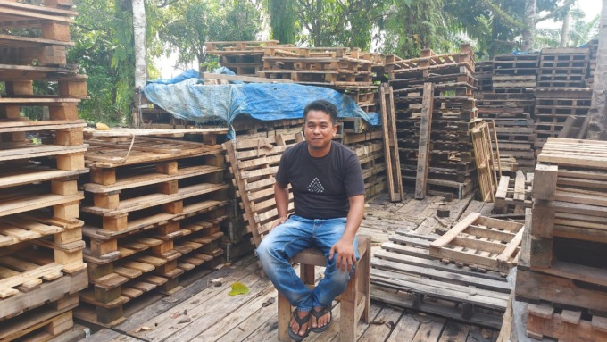 Foto: Dame Ambarita/Metro Tabagsel  Julfikri Harahap (36), Sekretaris Koperasi SDM, dikelilingi kotak-kotak palet bekas saat ditemui di basecamp Koperasi Sarop Do Mulana lokasi Desa Sumuran, Kecamatan Batangtoru, Tapsel, belum lama ini.