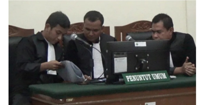 JPU Kejari Langkat saat membacakan tuntutan terhadap para terdakwa kerangkeng manusia, Senin (14/11) kemarin. (Ist)