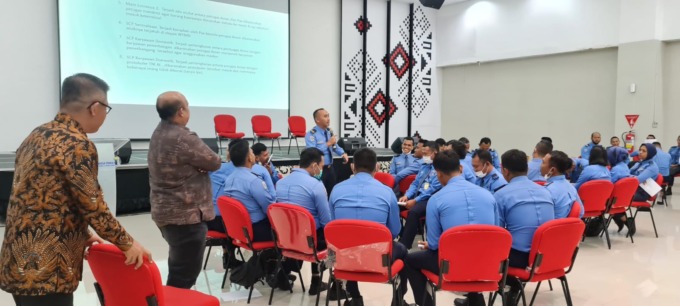 Personel Aviation Security (AVSEC) PT. Angkasa Pura Aviasi saat menjalani training mengenai update peraturan keamanan penerbangan, service excellence dan mindset service, delivery mindset , grooming and insight service.