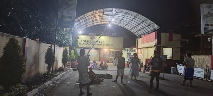 Puluhan petani duduki Polres Binjai minta seorang yang ditangkap untuk dibebaskan. (Teddy Akbari/Sumut Pos)