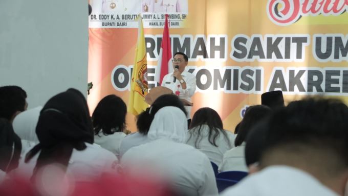 Direktur RSUD Sidikalang, dr Pesalmen Saragih sampaikan laporan dalam kegiatan survei akreditasi dilakukan tim independen KARS.