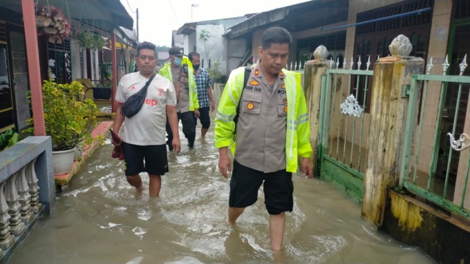 Kapolsek Patumbak Kompol Faidir Chaniago saat terjun langsung memantau banjir, Desa Patumbak Kampung, Kecamatan Patumbak, Kabupaten Deliserdang, Sabtu (19/11).