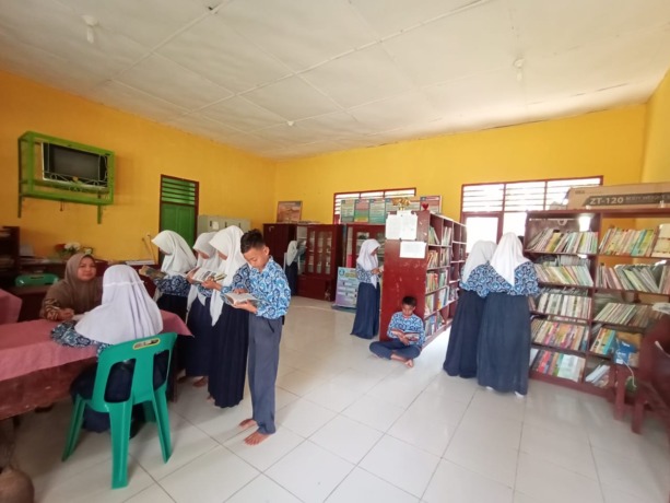 BACA : Siswa di UPTD SMP Negeri 2 Tanjung Balai Kabupaten Asahan tengah mencari dan membaca buku di perpustakaan sekolah tersebut. (ist)