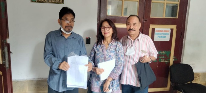 TEMU: Suami istri Penggugat utang piutang, didampingi kuasa hukumnya saat ditemui di PN Medan, Kamis (24/11/2022).