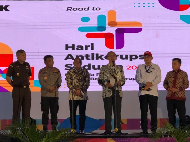 JUMPA PERS: Gubernur Sumut Edy Rahmayadi dan Wakil Ketua KPK, Alexander Marwata saat jumpa pers Road to Harkodia 2022 di Kabupaten Delisetdang. (BAGUS SYAHPUTRA/Sumut Pos)