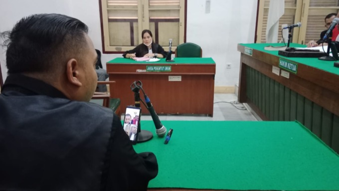 EKSEPSI: JPU membacakan tanggapan atas eksepsi Toni Tan, terdakwa perkara ITE, Rabu (30/11).Agusman/Sumut Pos
