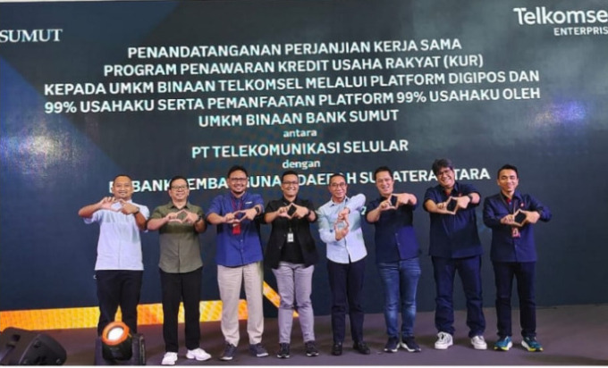 BERSAMA: Direktur Utama Bank Sumut Rahmat Fadillah Pohan, Pemimin Divisi Ritel Syafrizalsyah, dan Pemimpin Cabang Melawai Agus Condro Wibowo, diabadikan bersama Direktur Sales Telkomsel Adiwinahyu Basuki Sigit, VP Area Account Management Samuel Pasaribu,
