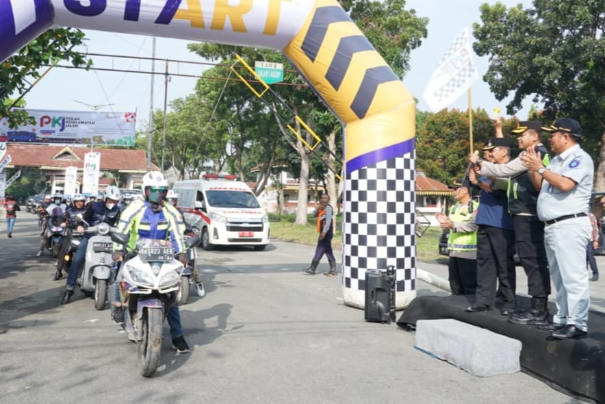 SOPIAN/SUMUT POS LEPAS: Pj Wali Kota Muhammad Dimiythi bersama Kapolres AKBP M Kunto Wibisono lepas peserta Touring Safety Riding dalam rangka Program Pekan Keselamatan Jalan Tahun 2022.
