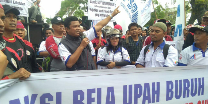 AKSI: Ketua Exco Partai Buruh Sumut Willy Agus Utomo saat melakukan aksi menuntut upah layak bagi buruh, belum lama ini.