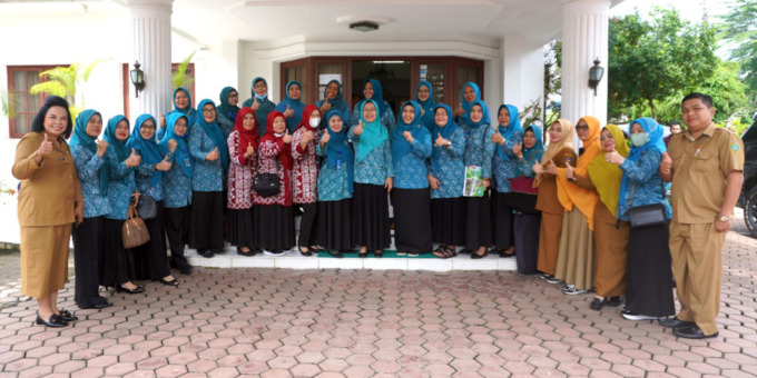 NOMINATOR: TP Pengerak PKK Sumut saat berkunjung di Kecamatan Padang Hilir Kota Tebingtinggi masuk nominator lomba PKK Tingkat Provinsi Sumatera Utara. SOPIAN/SUMUT POS.