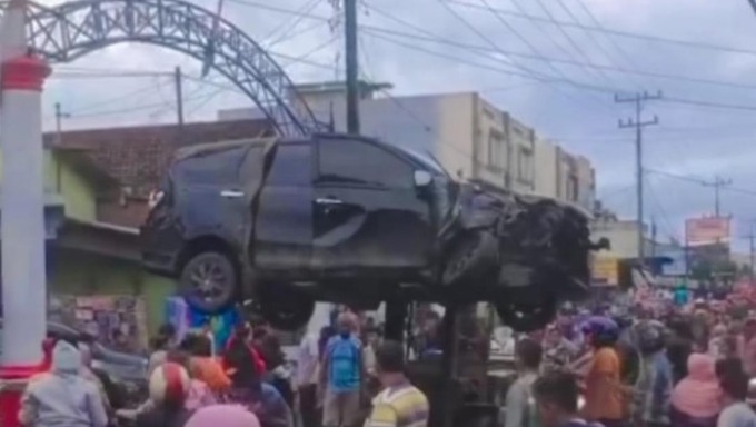 EVAKUASI: Potongan video saat usai mobil tertabrak kereta api dievakuasi di perlintasan kereta api Jalan Pembangunan Km 12, Kecamatan Sunggal, Sunggal Deliserdang.