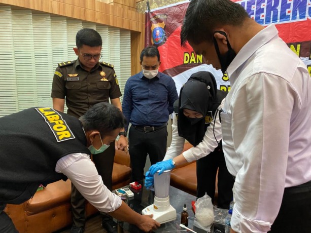 BLENDER: JPU Kejari Sergai Jhordy Moses H.Nainggolan, SH dan staff Bripda Mukrar menyaksikan pemusnahan sabu 1,05 kg dengan cara diblender. Fadly/SUMUT POS.