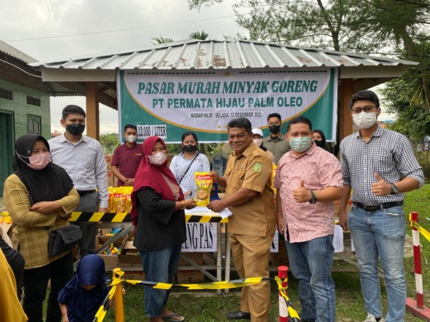 PASAR MURAH: PT Permata Hijau Palm Oleo (PHPO) saat membuka pasar murah minyak goreng di Kelurahan Mabar Hilir, Medan Deli Kota Medan. Pasar murah juga dilaksanakan di Desa Saentis,  Percut Seituan.