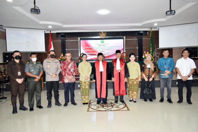 Ketua PN Medan yang baru dan lama, foto bersama usai pelantikan di PT Medan, Kamis (15/12).