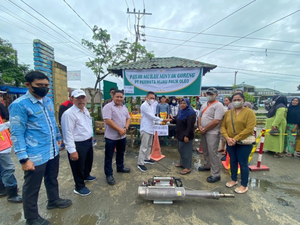 BERSAMA: Pimpinan Unit Pabrik PT PHPO Belawan Anry Simamora, Humas PT PHPO Martua Muda Daulay dan lainnya, foto bersama. istimewa/Sumut Pos.