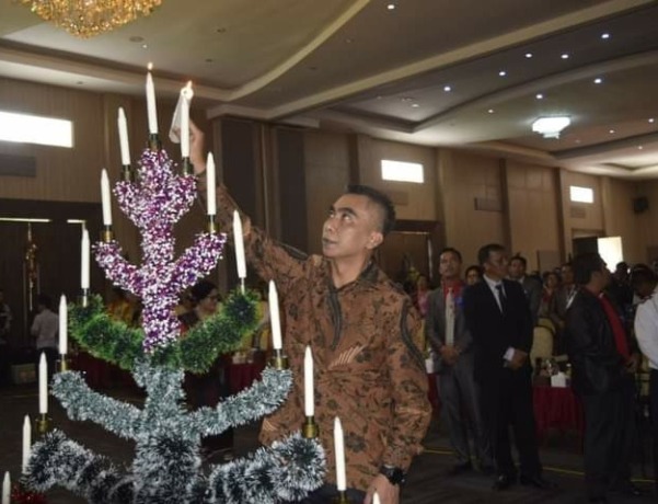 NYALAKAN LILIN: Wakil Bupati Karo Theopilus Ginting ikut menyalakan lilin dalam Natal Oikumene Kabupaten Karo.