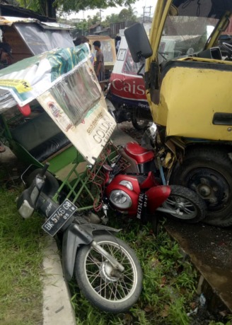 KECELAKAAN: Kendaraan yang rusak parah, pascakecelakaan beruntun antara truk dengan sepeda motor dan betor, di Jalan Medan-Binjai Km 13,8, Senin (19/12).