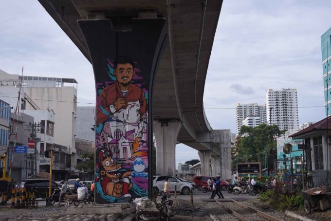 Tiang kereta sebagai media mural di Festival Mural & Graffiti di jalan pegadaian medan, jumat (2/12/2022).  Acara ini untuk memperkenalkan seniman lokal maupun manca negara dalam satu wadah, acara ini di gelar mulai dari 2 Desember sampai 4 Desember 2