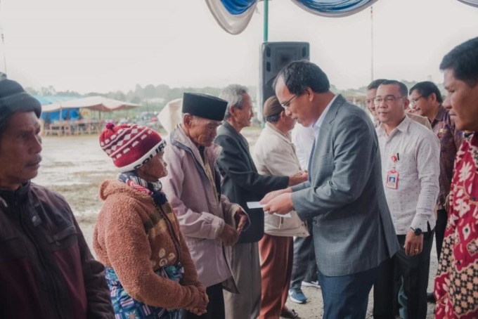 CENDERAMATA: Bupati Humbahas Dosmar Banjarnahor, memberikan cenderamata atau Pasipisang Natonggi, kepada masyarakat Desa Sigumpang, atas kesediaan dan kerelaan hati menghibahkan lahan untuk pembangunan Pasar Sigumpar, baru-baru ini.