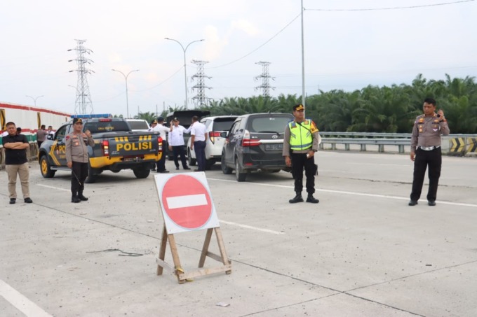 PANTAU:  Kapolda Sumut Irjen Pol RZ Panca Putra Simanjuntak saat memantau arus mudik Natal di salah satu ruas tol Tebingtinggi-Pematangsiantar, kemarin (23/12).