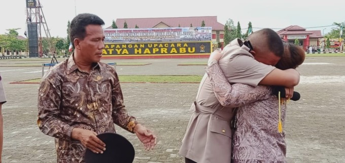 MEMELUK: Personel Polri Hermawan Ginting memeluk ibu kandungnya, usai dilantik, di Lapangan Satya Haprabu SPN Hinai Polda Sumut, Langkat, Rabu (21/12).