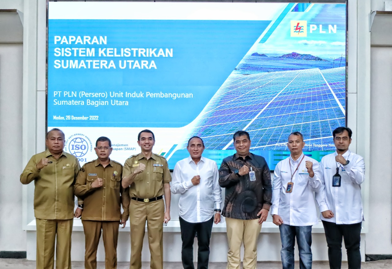 DIABADIKAN: Manajemen PLN UIP Sumbagut diabadikan bersama Gubernur Sumut Edy Rahmayadi usai melakukan pertemuan di Rumah Dinas Gubernur Sumut, Senin (26/12).