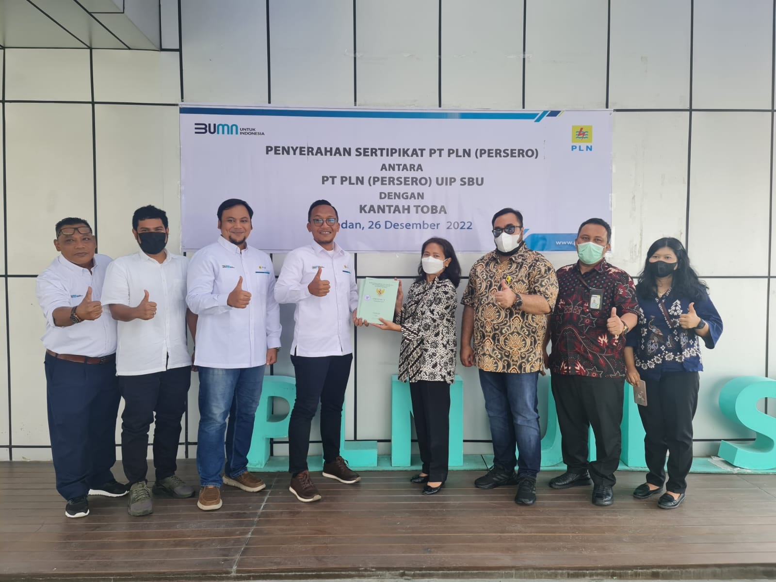DIABADIKAN: Jajaran Kantah Kabupaten Toba diabadikan bersama Manajemen PLN UIP Sumbagut di Rooftop Lantai 3 Kantor PLN UIP Sumbagut, Jalan Dr Cipto No 12 Medan, Senin (26/12).